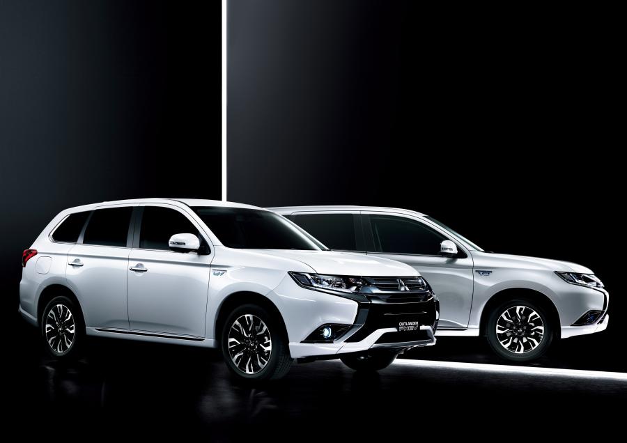  Mitsubishi Outlander PHEV 2017 года  (JP) (фото 11 из 22)